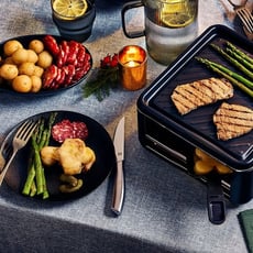 Participez au concours pour remporter un four à raclette mini et vaisselle RICARDO avec fromages Emmi.