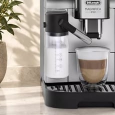Participez au concours pour gagner une machine à espresso De'Longhi Magnifica EVO Over Ice!