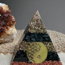 Participez pour remporter une majestueuse pyramide en orgonite de shungite !