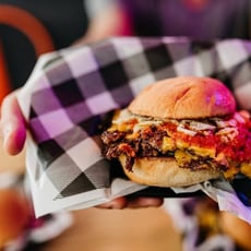 Concours Rouge Burger Bar : Remportez une carte cadeau numérique d'une valeur de 200 $ !