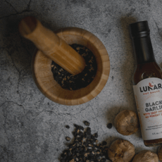 Offre d'échantillons gracieuse de la sauce épicée Lunar à l'ail noir fermenté.