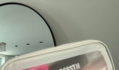 Concours Amélie Tremblay : Remportez une élégante trousse garnie de soins capillaires !