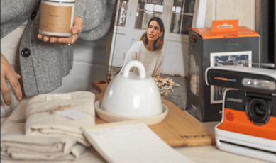 Concours : Remportez un appareil photo Polaroid Flip, un beurrier en céramique et divers présents.