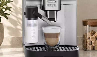 Participez au concours pour gagner une machine à espresso De'Longhi Magnifica EVO Over Ice!