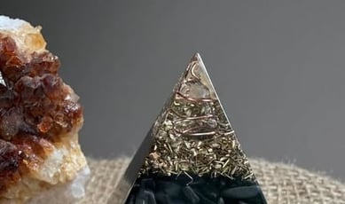 Participez pour remporter une majestueuse pyramide en orgonite de shungite !