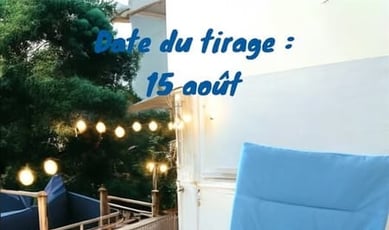 Concours René Pitre : Remportez un élégant ensemble fauteuil et table basse en tissu bleu.