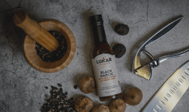 Offre d'échantillons gracieuse de la sauce épicée Lunar à l'ail noir fermenté.