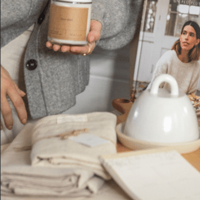 Concours : Remportez un appareil photo Polaroid Flip, un beurrier en céramique et divers présents.