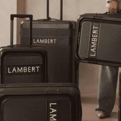 Concours : Remportez une élégante valise Carry-On Lambert et un sac de voyage Lambert.