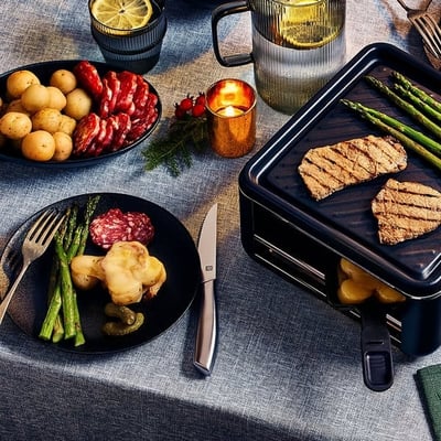 Participez au concours pour remporter un four à raclette mini et vaisselle RICARDO avec fromages Emmi.