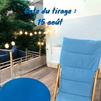 Concours René Pitre : Remportez un élégant ensemble fauteuil et table basse en tissu bleu.