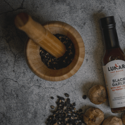 Offre d'échantillons gracieuse de la sauce épicée Lunar à l'ail noir fermenté.